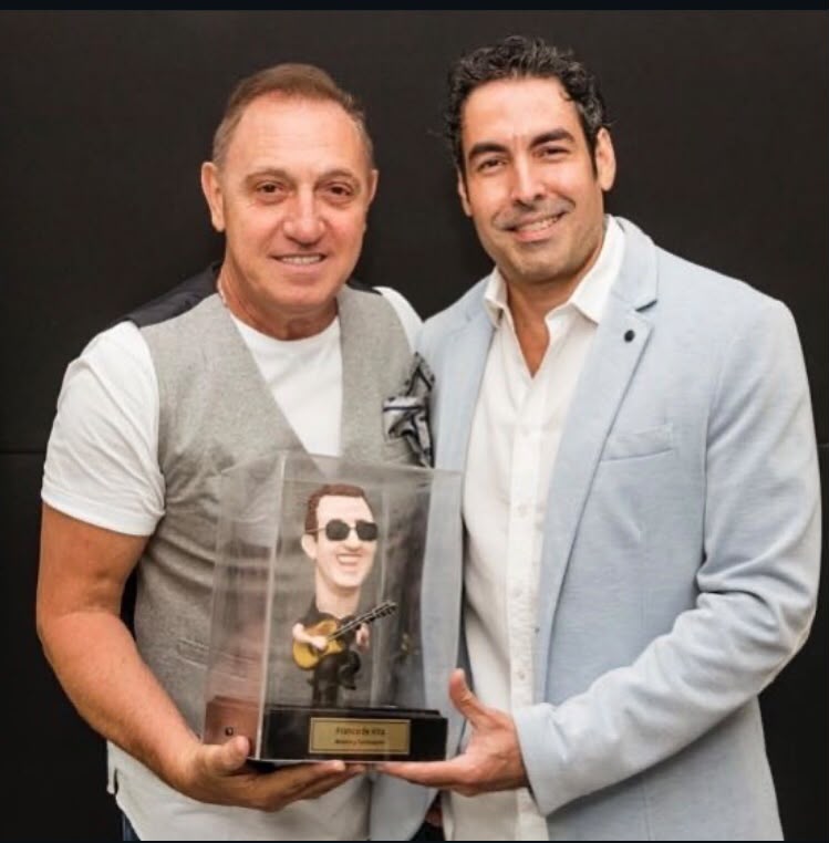 Franco de Vita con su estatuilla