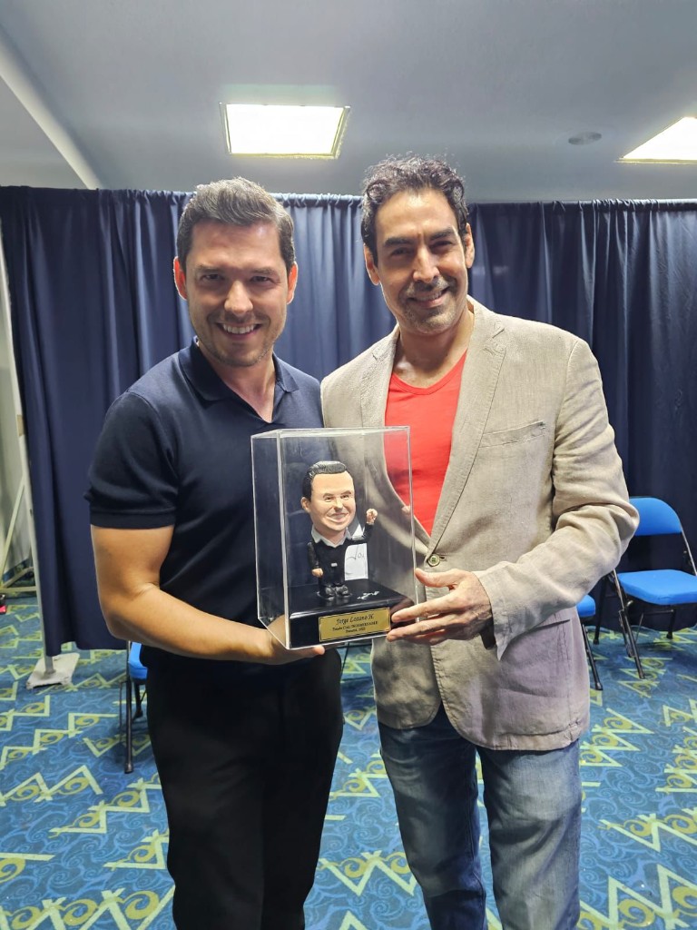 Jorge Lozano con su estatuilla