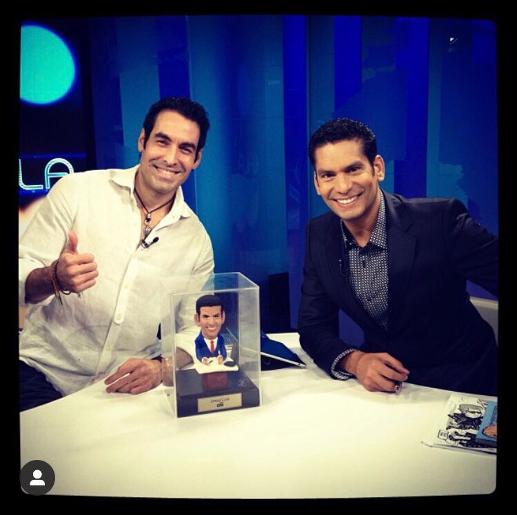 Ismael Cala con su estatuilla en Cala CNN