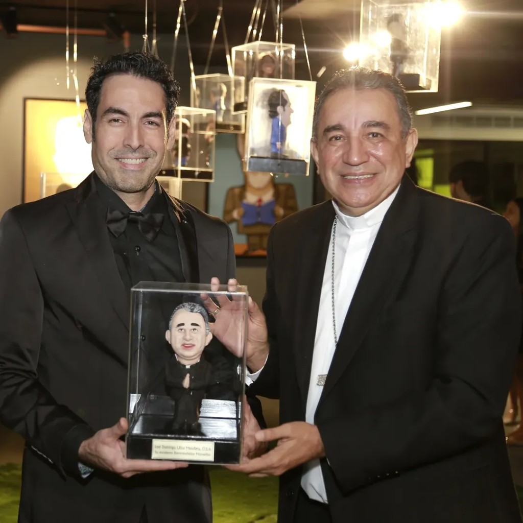 Monseñor Ulloa con su estatuilla en exposición