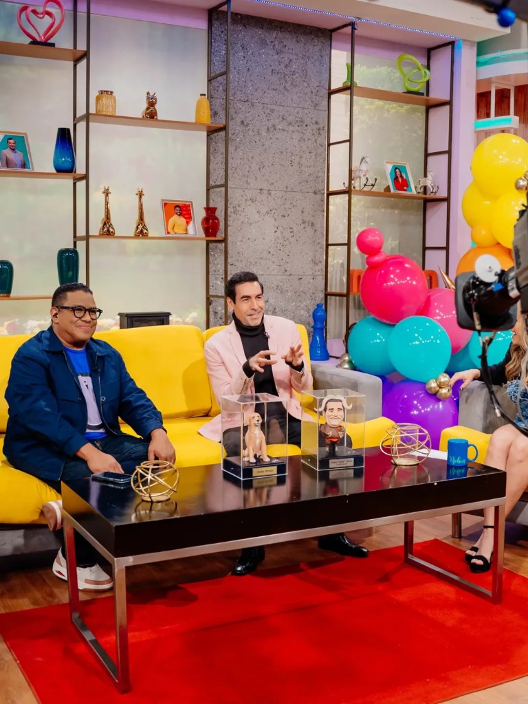 Joaquín presentando sus esculturas en televisión en vivo
