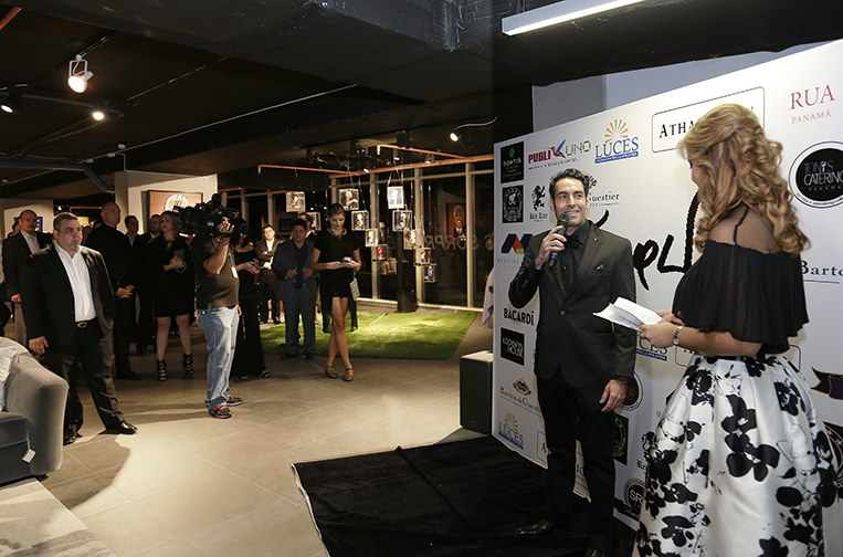 Joaquín presentando en exposición Addison
